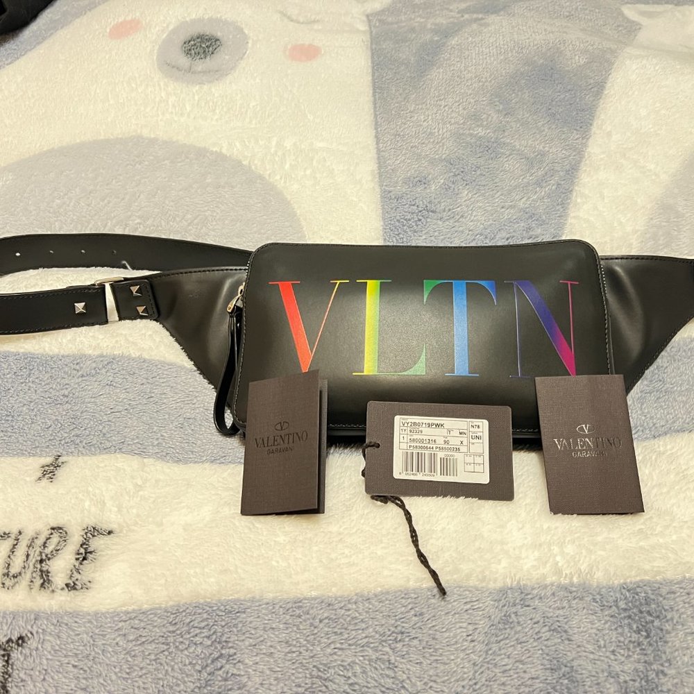 $1749 Authentic VALENTINO Made in ITALY Unisex Black Leather Waist Fanny Bag
